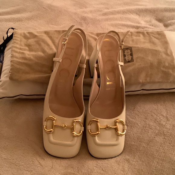 Gucci Cream Flats with Gold Detailing - Picture 4 of 11
